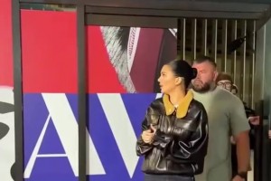 肯豆在的地方就是T台！这样貌身材走到哪都是焦点