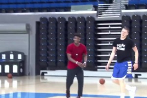 兄弟带着目的来的！别人看比赛你专盯拉拉队